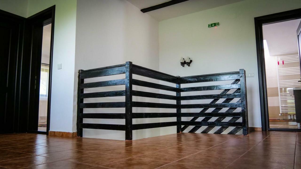 Pensiunea Gradinarilor Cu Ciubar Si Statie De Incarcare Electrica Auto Comanesti  Esterno foto