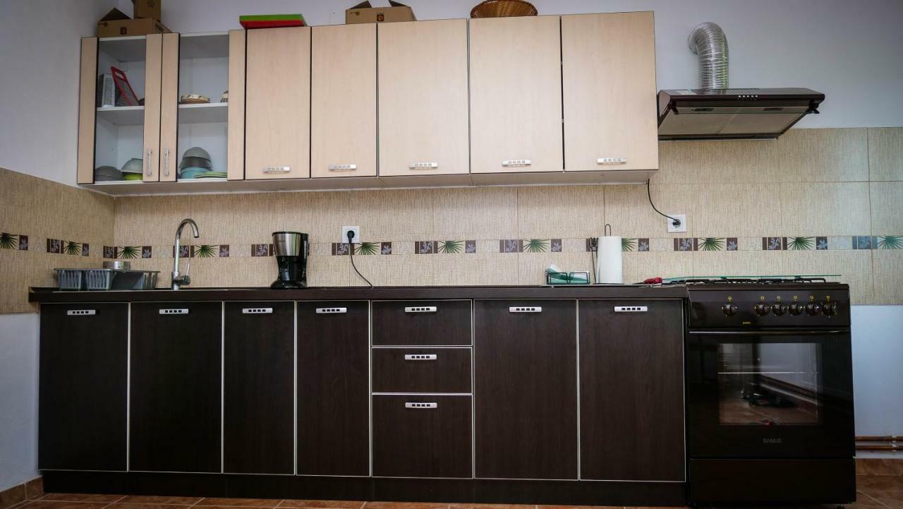 Pensiunea Gradinarilor Cu Ciubar Si Statie De Incarcare Electrica Auto Comanesti  Esterno foto
